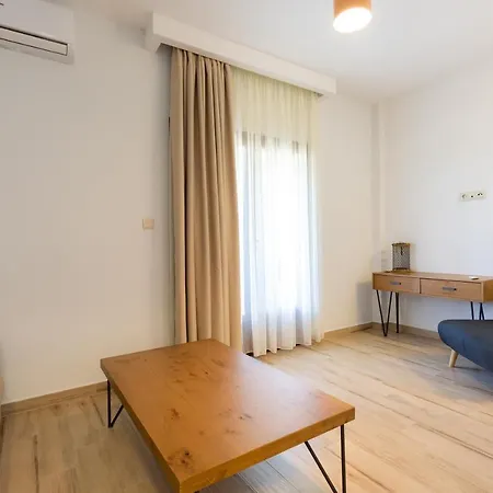 Casa Villa, Xenia パリウリ